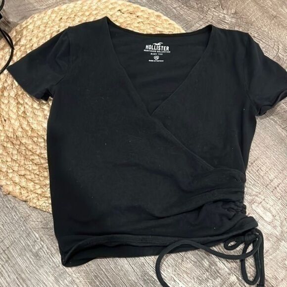 Hollister Tops - Hollister black Vneck baby tee size xsmall